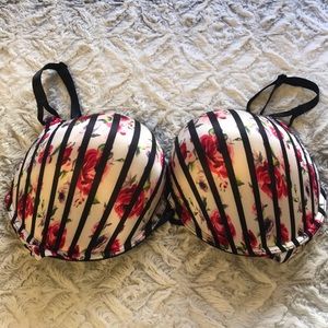 Victoria’s Secret bombshell push up bra